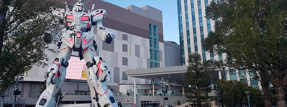Divercity Tokyo Plazan edustalla on iso, noin 20m korkea Unicorn Gundam