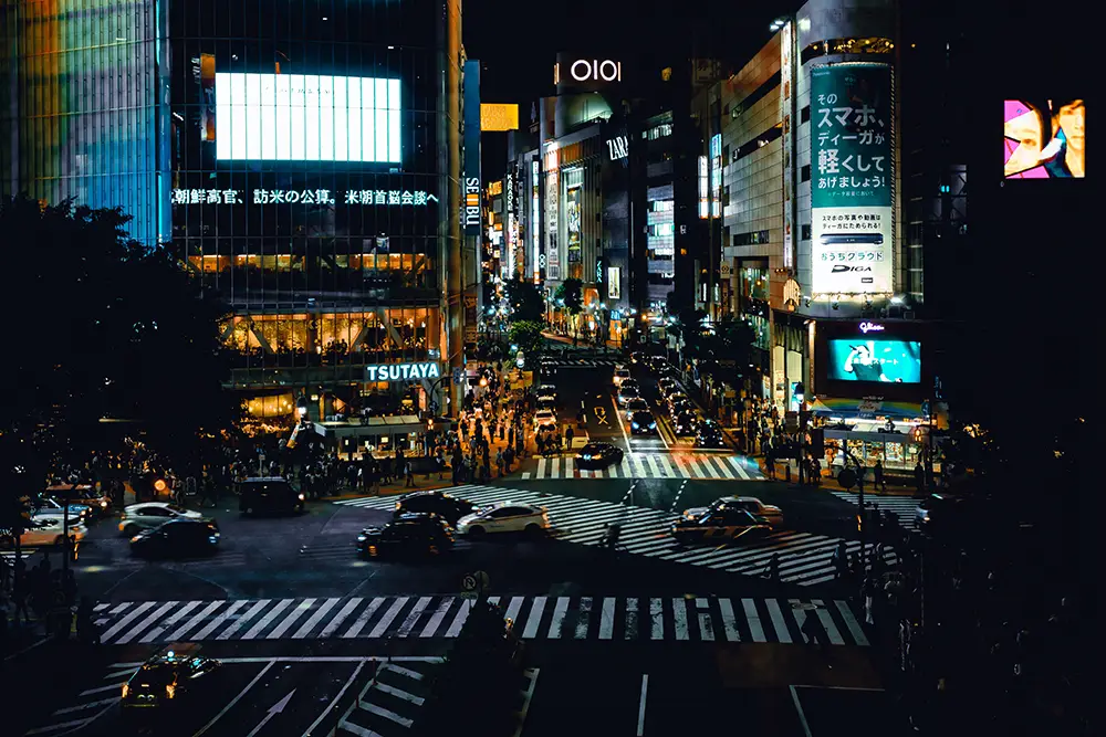 Shibuyassa on paljon nähtävää päivällä ja yöllä.