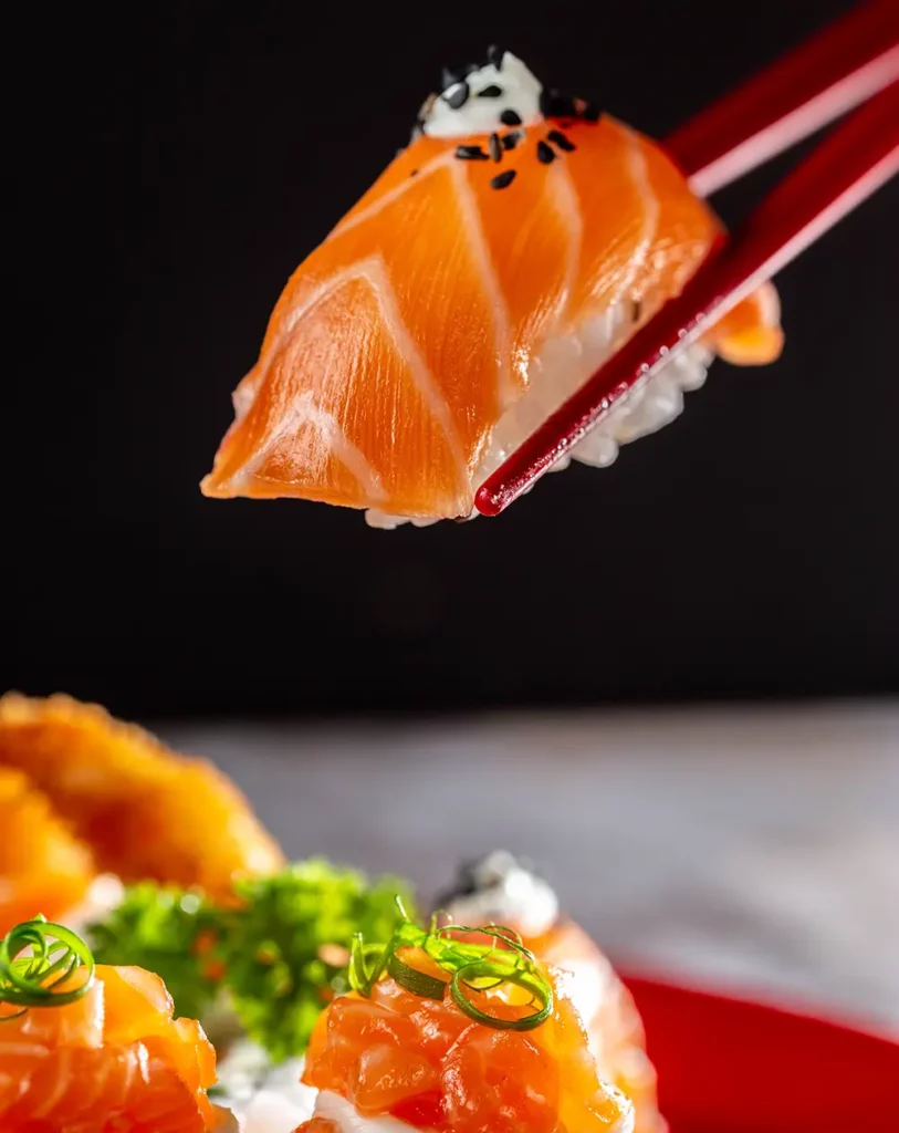 Nigirissä kala lepää riisin päällä. Sushi ja nigiri nähdään usein suomalaisessa sushibuffetissa