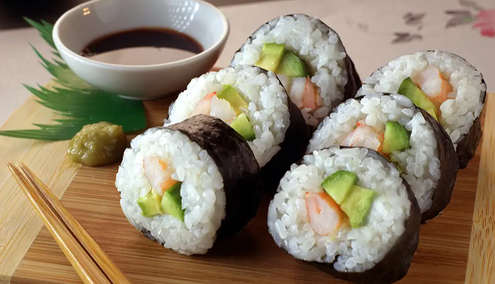 Sushi voidaan täyttää monella erilaisella täytteellä.