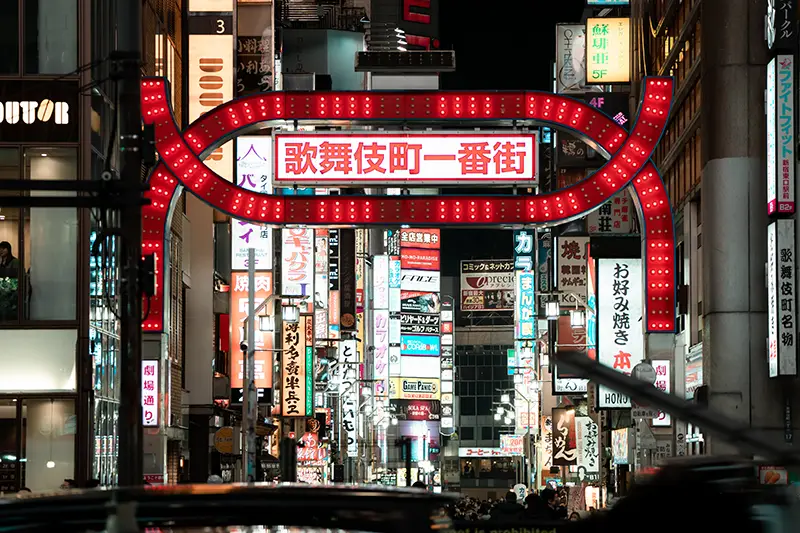 Shinjukussa on yöllä paljon toimintaa.