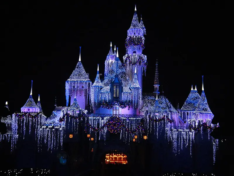 Disneyn huvipuistot on hienosti valaistu pimeän tultua!