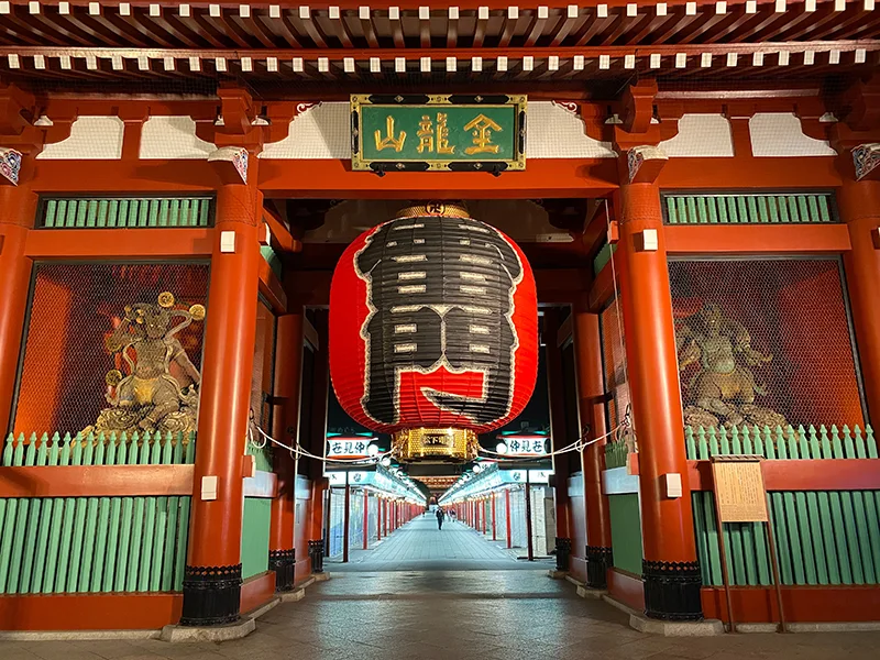 Portin reunoilla olevat patsaat ovat Fujin ja Rajin, ukkosen ja sateen jumalat.