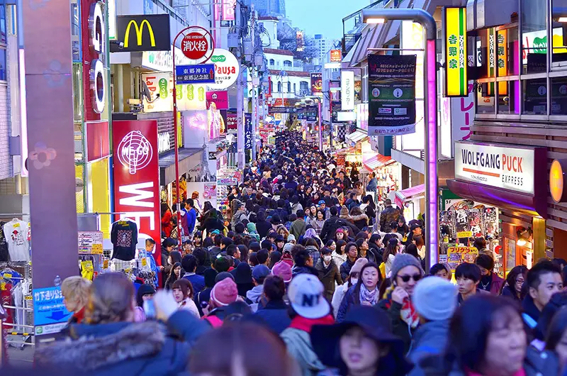 Harajukun Takeshita street pitää sisällään valtavan määrän eri tyylisiä vaapekauppoja.