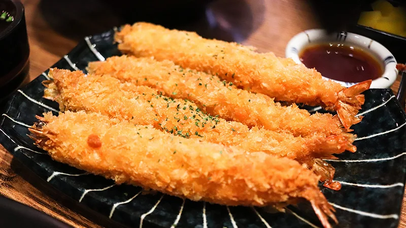 Katkarapu tempura tulee olla rapea ja tarjoilla kastikkeen kanssa.