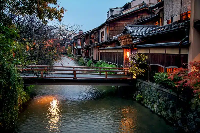 Kioton kaupunki tunnetaan ainutlaatuisesta arkkitehtuuristaan ja temppeleistään.