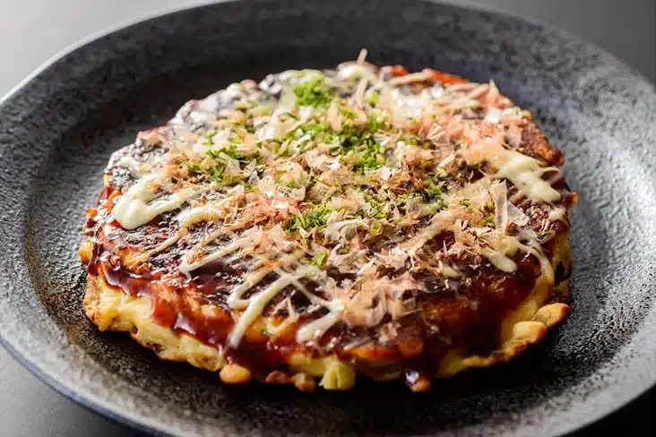 Okonomiyaki on paksu, paistettu pannukakku.