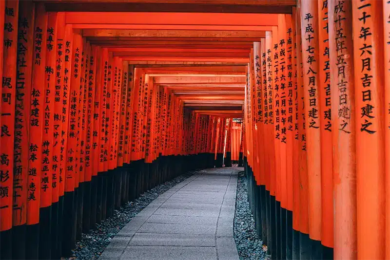 Kioto tunnetaan myös sen Fushimi Inari-pyhäkön tuhansista porteista.