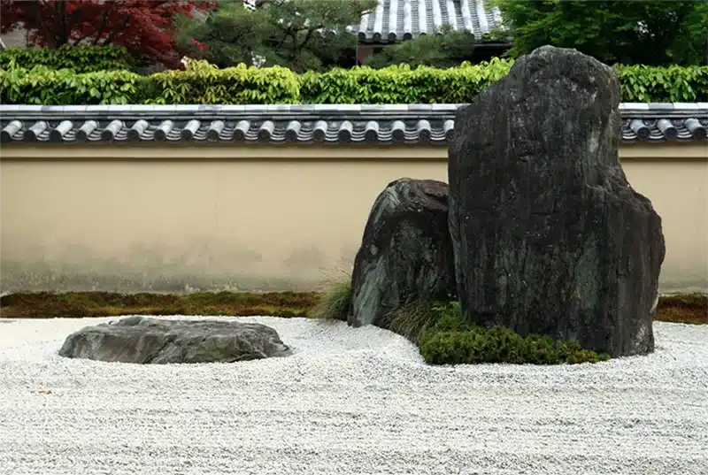 Kare-Sansui japanilainen puutarha keskittyy hiekkaan, kiviin tai soraan.