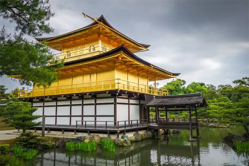 Kinkaku-ji tunnetaan myös nimellä Kultainen paviljonki.