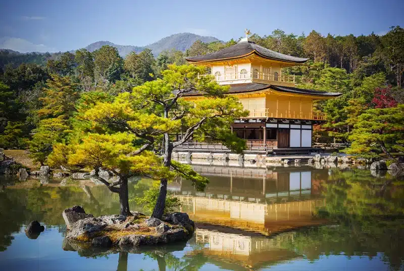Myös Kinkaku-ji ympäristö on tärkeä osa temppeliä