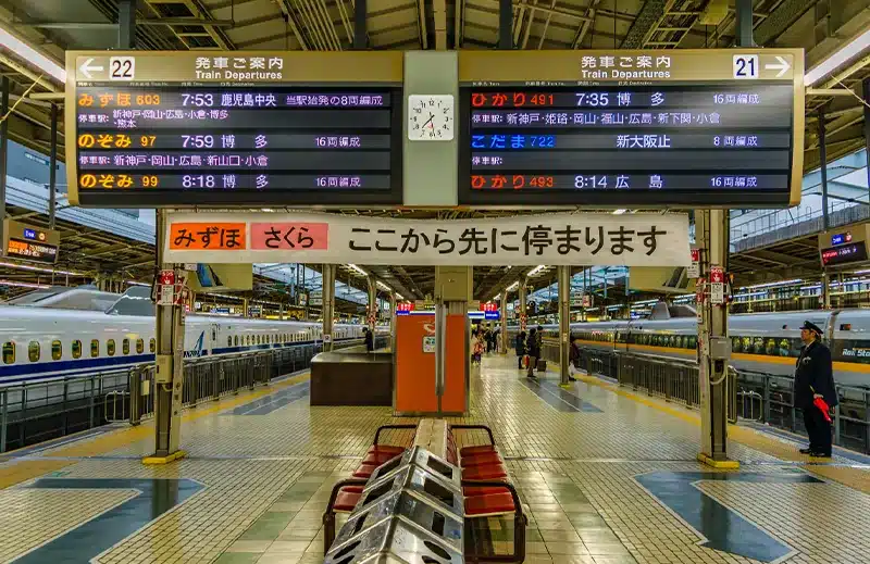 Osakan rautatieasemalla digitaaliset näytöt näyttävät tärkeät tiedot japaniksi, mutta myös usein englanniksi.