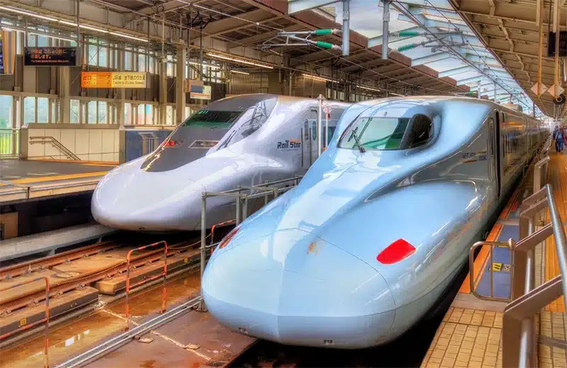Osakan rautatieasemalta lähtee myös Shinkansen linjat, eli luotijunat. 