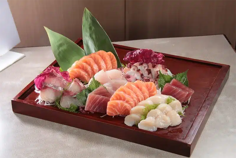Sashimi koostuu ohuista ja tuoreista kalasiivuista.