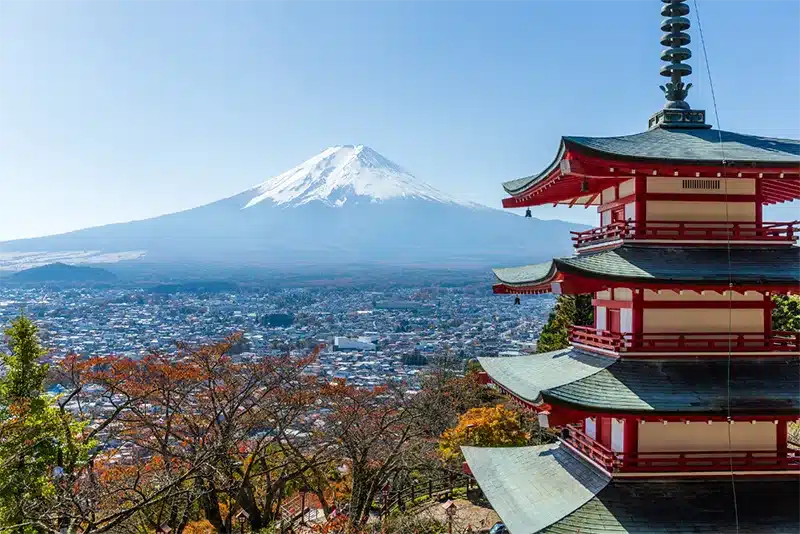 Fuji-vuori on yksi Japanin tunnetuimmista maamerkeistä ja symboloi monille maan ainutlaatuista kulttuuria ja luontoa.