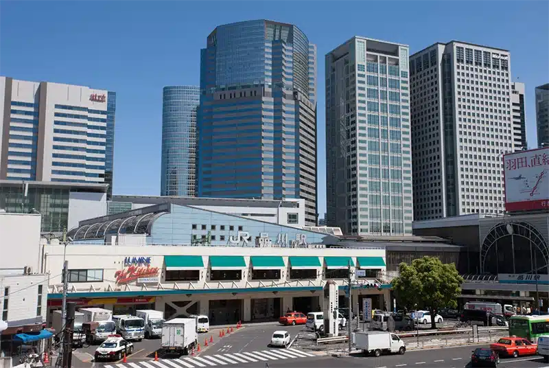 Shinagawan asema on tärkeä liikenteen solmukohta, joka tarjoaa monenlaisia kulkuyhteyksiä. 