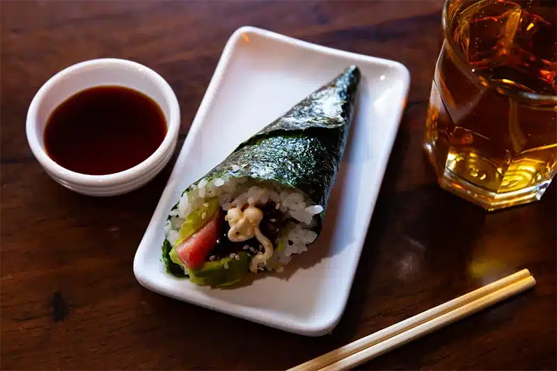 Temaki-sushi on käsin rullattu sushi, jossa riisi ja täytteet kääritään nori-levään.