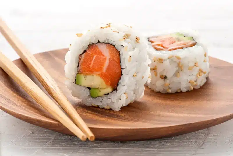 Uramaki-sushi on erikoislaatuinen sushityyppi, jossa riisi on ulkopuolella ja nori-levä sisällä