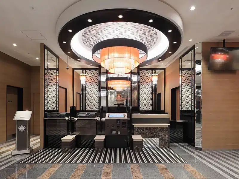 APA Hotel Nihombashi Bakuroyokoyama Ekimaen aulassa voit kirjautua sisään itse tai vastaanottohenkilökunnan kautta.