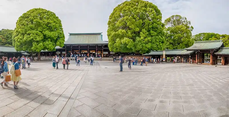 Meiji-jingū on yksi Tokion vaikuttavimmista ja merkittävimmistä pyhäköistä, joka sijaitsee Japanin sydämessä