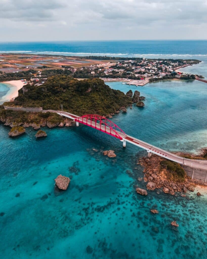 Ikei silta yhdistää pienempiä saaria toisiinsa. 