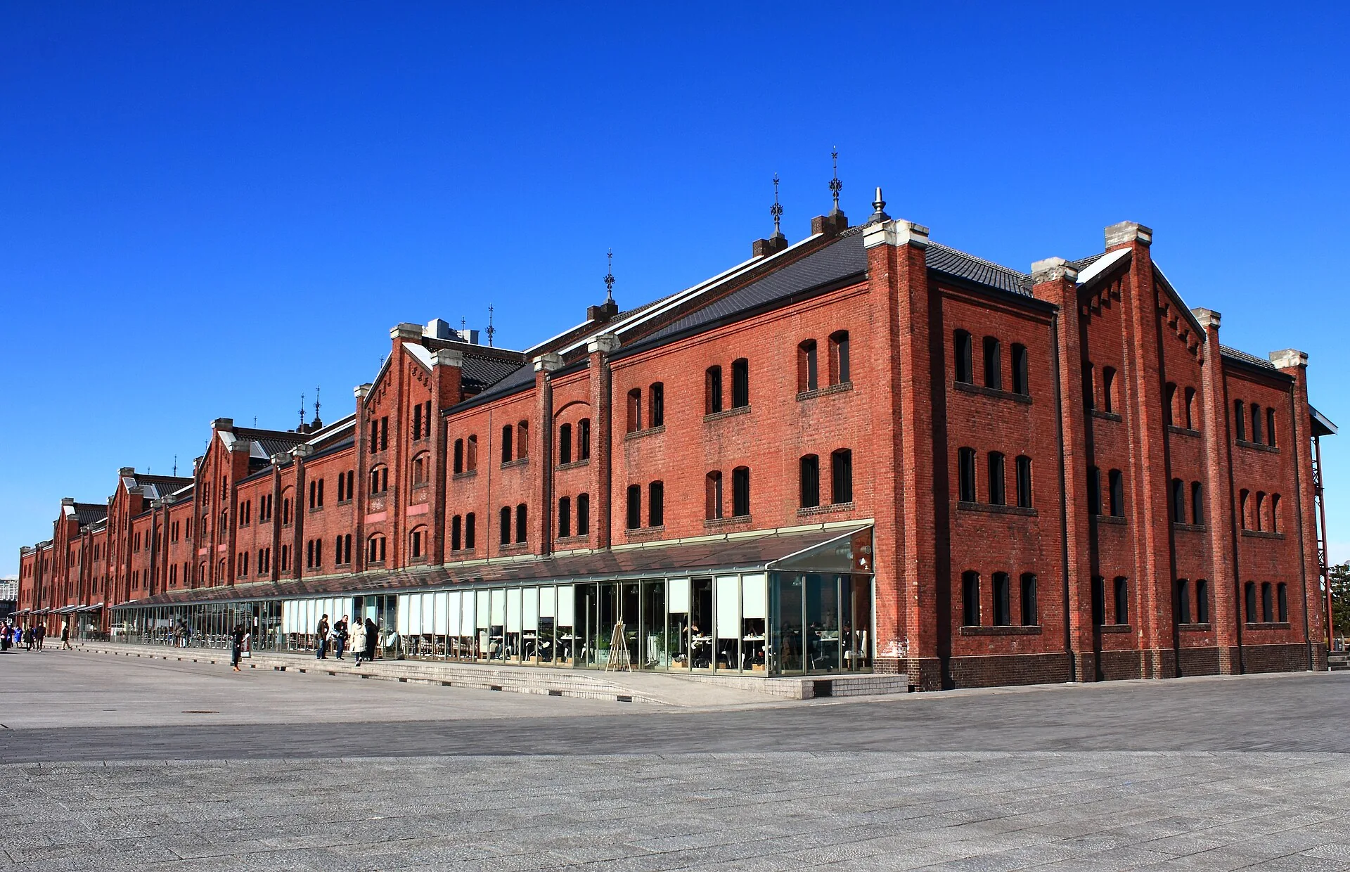 Jokohaman Red Brick Warehouse -tiilivarastot sinistä taivasta vasten