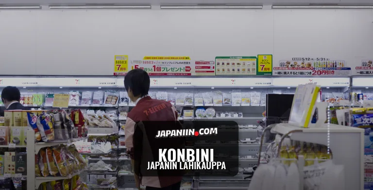 Asiakas ostoksilla japanilaisessa lähikaupassa eli konbinissa hyllyjen välissä