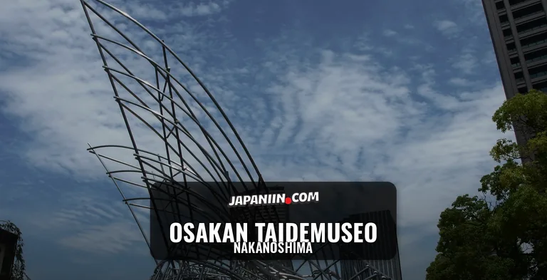 Osakan kansallisen taidemuseon teräsputkista tehty sisäänkäyntiveistos Nakanoshimassa
