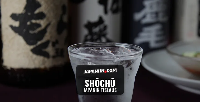 Lasillinen shōchūta jäillä, taustalla shōchū-pulloja