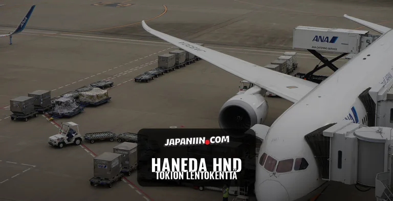 Matkustajakone lastattavana portilla Tokion Hanedan lentokentällä