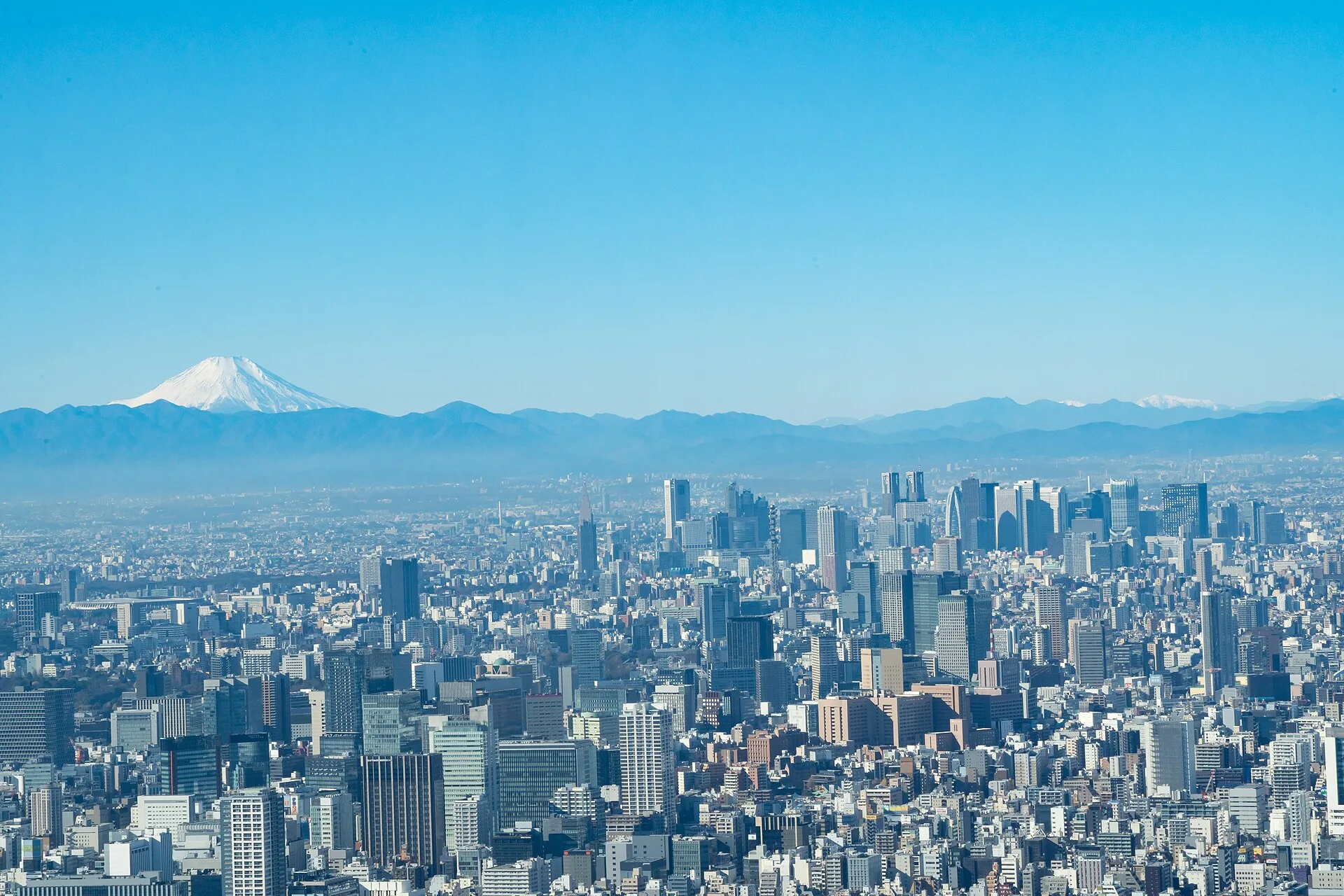 Näkymä Tokyo Skytreen Tembo Deckiltä Tokion yli, taustalla lumihuippuinen Fuji-vuori
